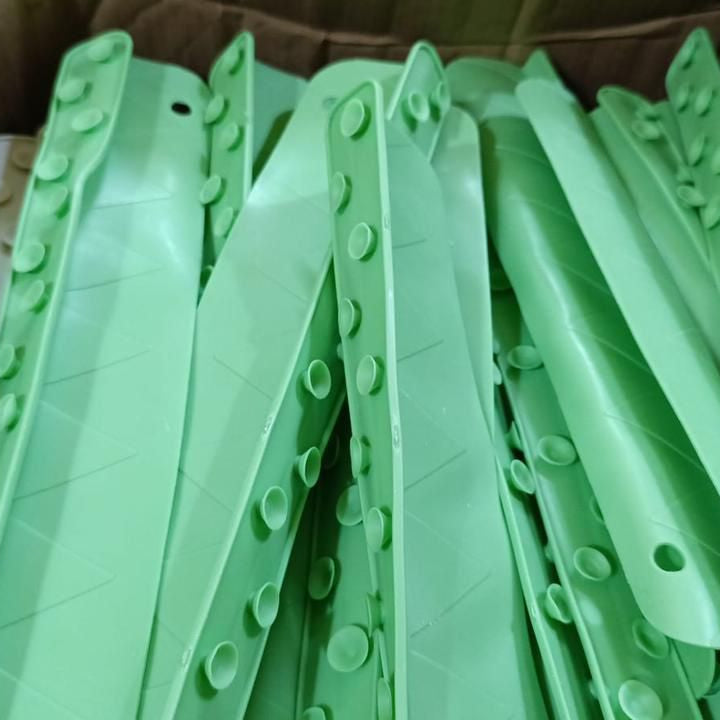 Silicone Sink Splash Guard With Suction For Kitchen And Bathroom – Flexible Water Splash Stopper For Faucets, Countertops And Daily Cleaning Protection (Random Color)