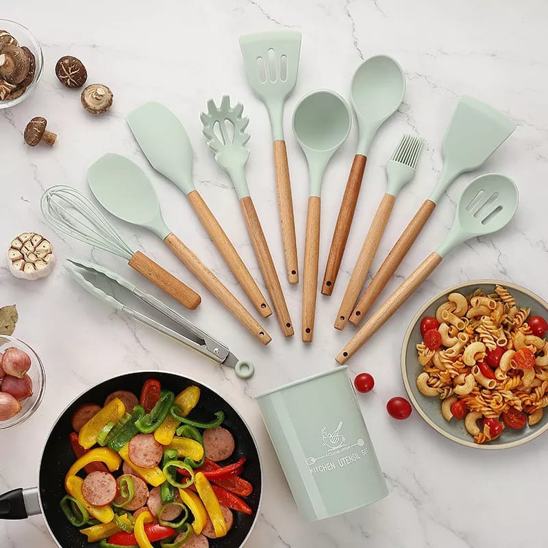 12 pcs set Wooden Handle Silicone Kitchen Utensils With Storage Bucket High Temperature Resistant And Non Stick Pot Spatula Spoon( random color )