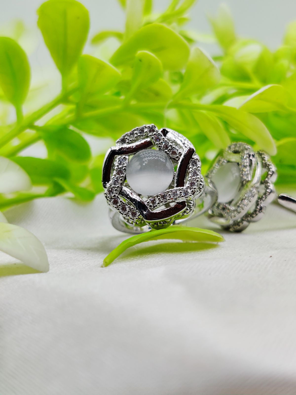 1 Piece Imported Elegant Dual-Tone Floral Gemstone Rings - Timeless Design π | Luxurious Design Ring | Adjustable Ring | Ring For Girls & Women β¨ - Golden