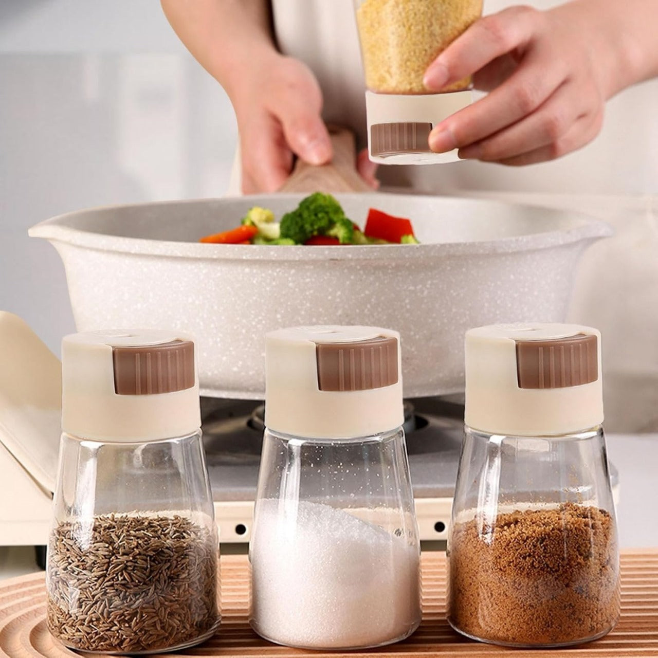 Measurable Control Spice Bottle –Spice Jar with Press Control Cap | Kitchen Sealed Quantitative Spice Dispenser | Spice jar (Random Color)