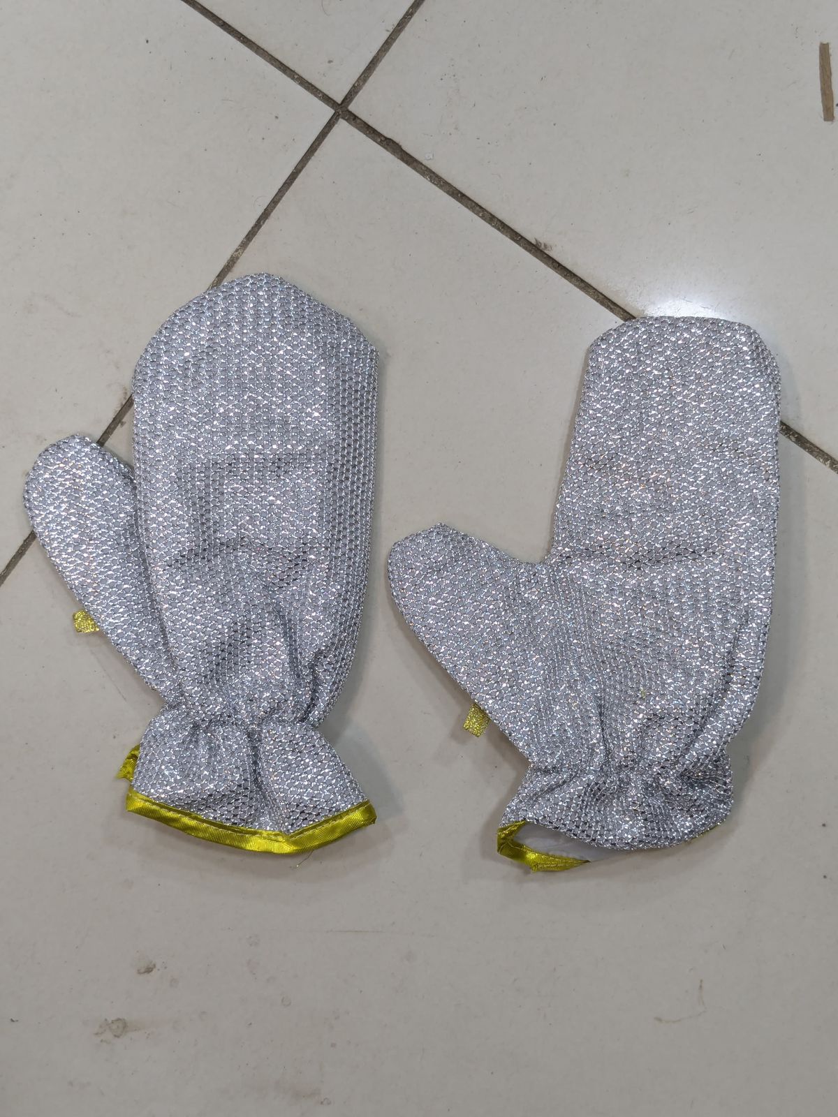 Title: Heavy-Duty Silver Heat-Resistant Oven Mitts – Professional Grade Kitchen Safety (Pair)